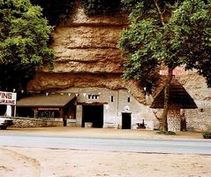 53  Wijnkelder in grot te Amboise